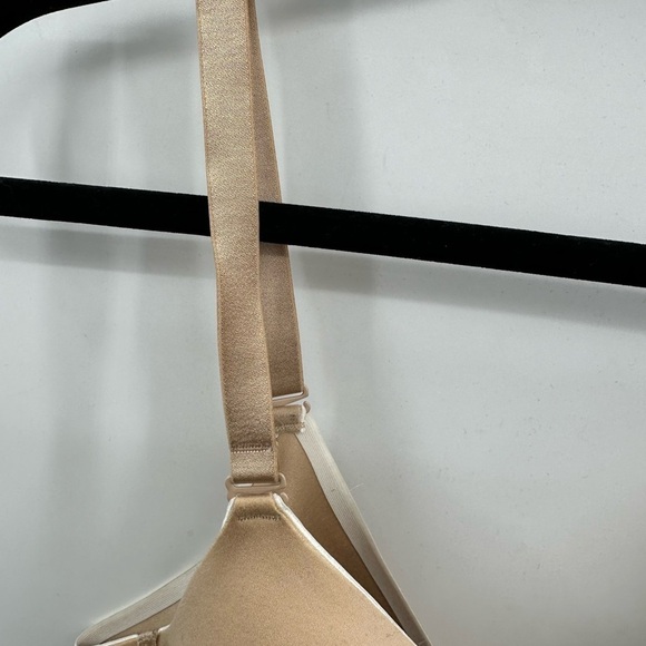 BARELY THERE tan underwire woman’s bra. 40C - Picture 3 of 10